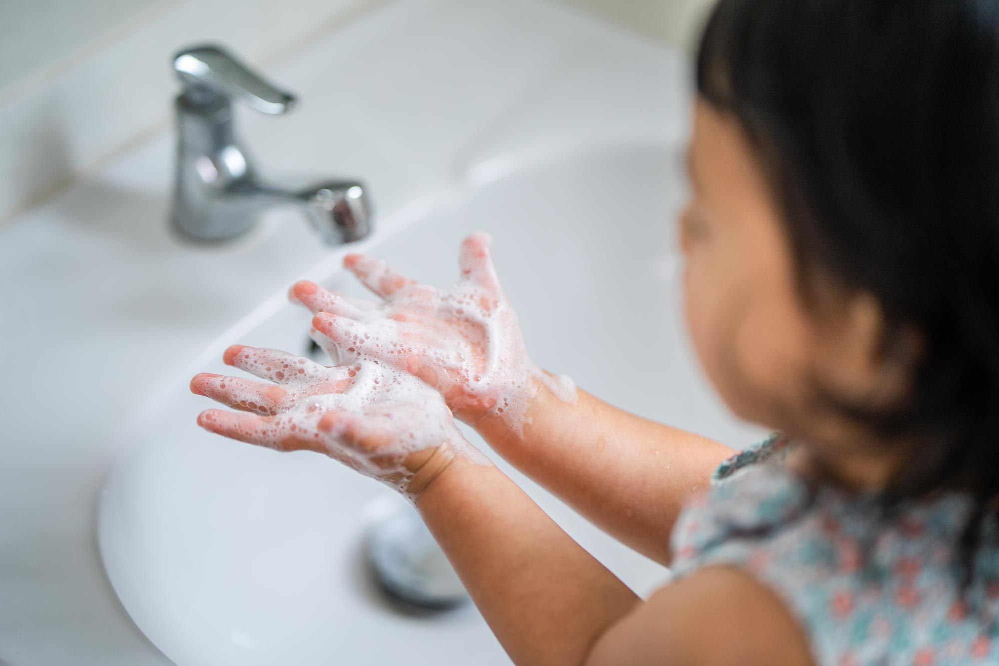 Ảnh minh hoạ: Rửa tay thường xuyên sẽ giúp bé giảm nguy cơ nhiễm virus gây sốt siêu vi (Nguồn: Link)