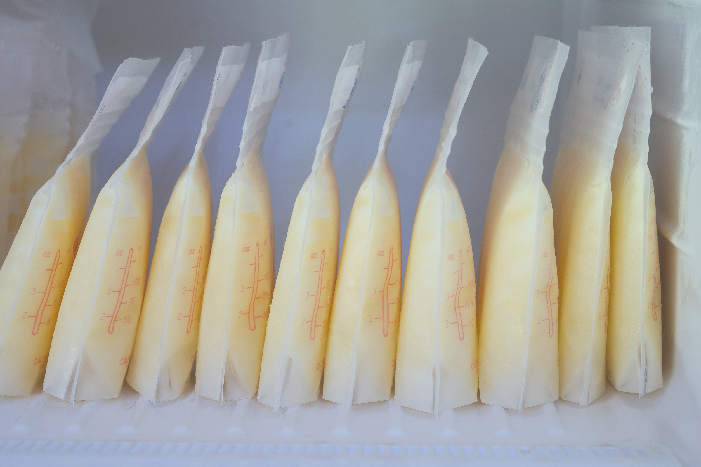 Stock,Of,Breast,Milk,Frozen,In,Storage,Bags,For,A cách chọn sữa non cho bé