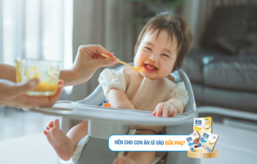 bé ăn váng sữa công thức