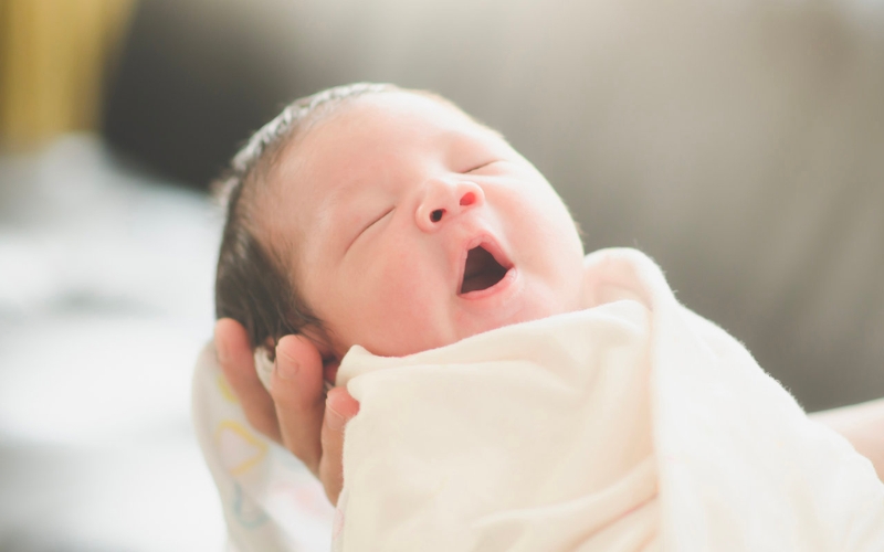 Những ngày đầu đời, khi hệ miễn dịch còn non nớt, bé cần được mẹ hỗ trợ đúng cách để bắt đầu hành trình tự bảo vệ khỏi ốm vặt.