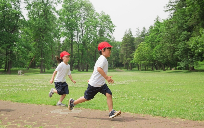 Bố mẹ nên khuyến khích trẻ vận động phù hợp để tăng cường đề kháng tự nhiên.