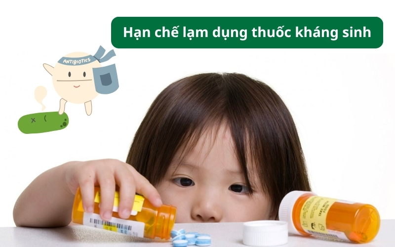 Cha mẹ không nên tự ý mua và sử dụng kháng sinh, đặc biệt là khi trẻ bị các bệnh như cảm lạnh, cảm cúm.