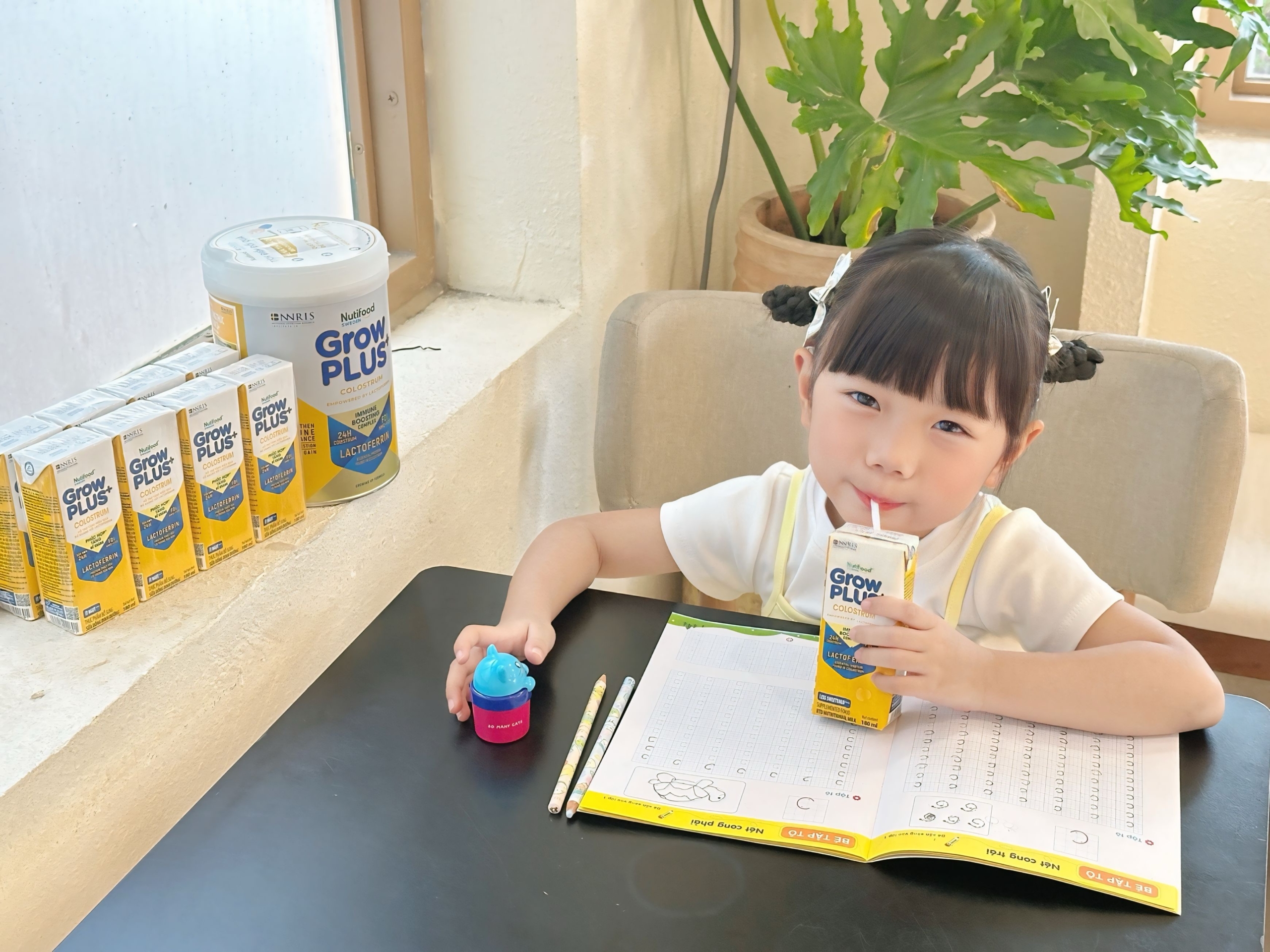 Cho bé uống sữa non đúng cách để hấp thu tốt và phát triển khỏe mạnh.